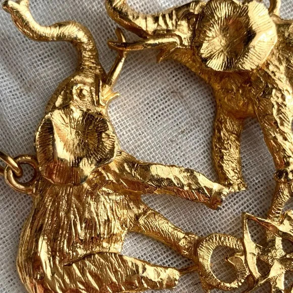 Vintage Elephant Medallion Pendant Necklace Goldtone Oversized - Picture 4 of 9